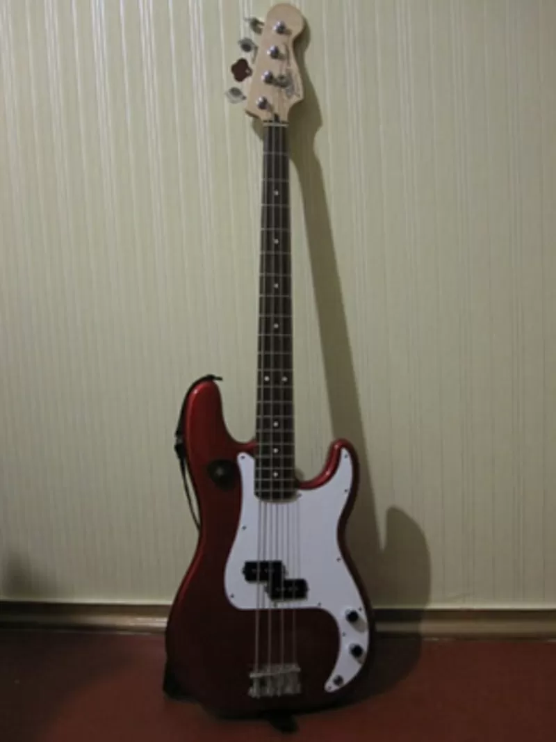 ПРОДАЁТСЯ БАС ГИТАРА  FENDER STANDARD PRECISION BASS (Мексика)