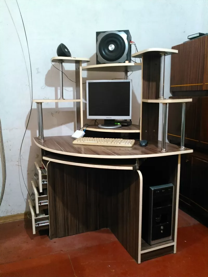 Компьютерный трехярусный стол 